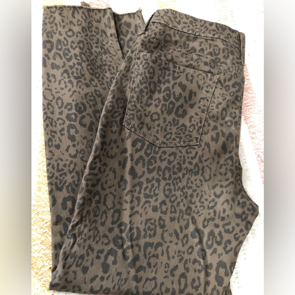 Woman’s Cheetah 🐆 print pants - Picture 5 of 10